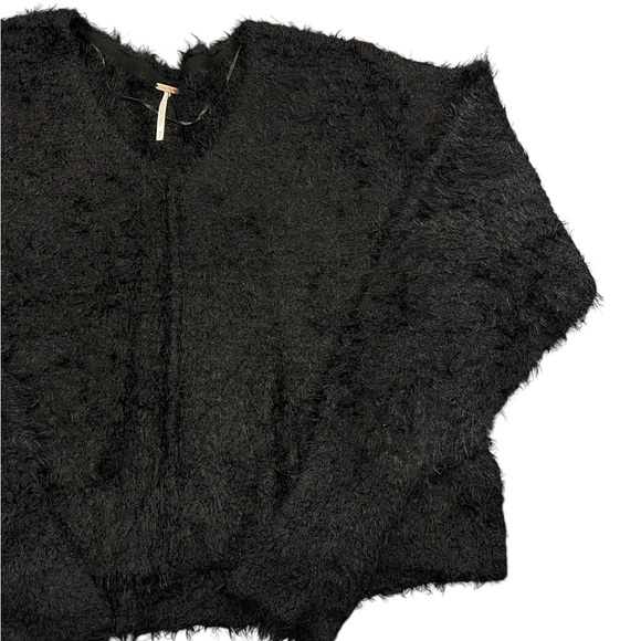 Free People Icing V Pullover Shag Black Oversized Slouchy Sweater Top Size M NEW - Picture 10 of 15